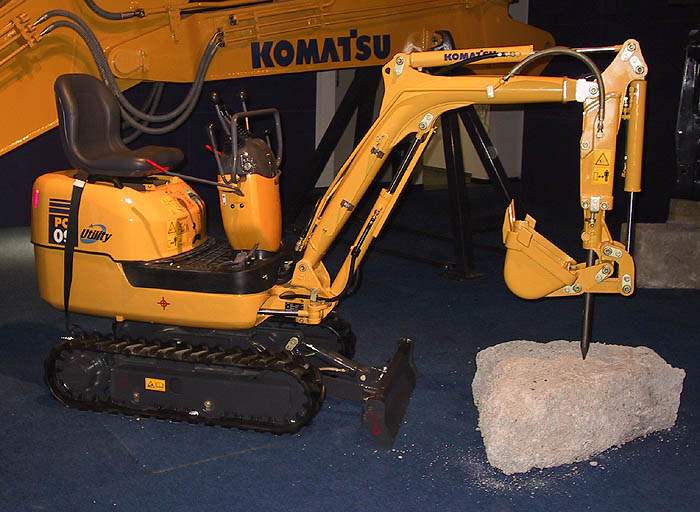 Tractopelle Komatsu avec excavatrice, selle pivotante